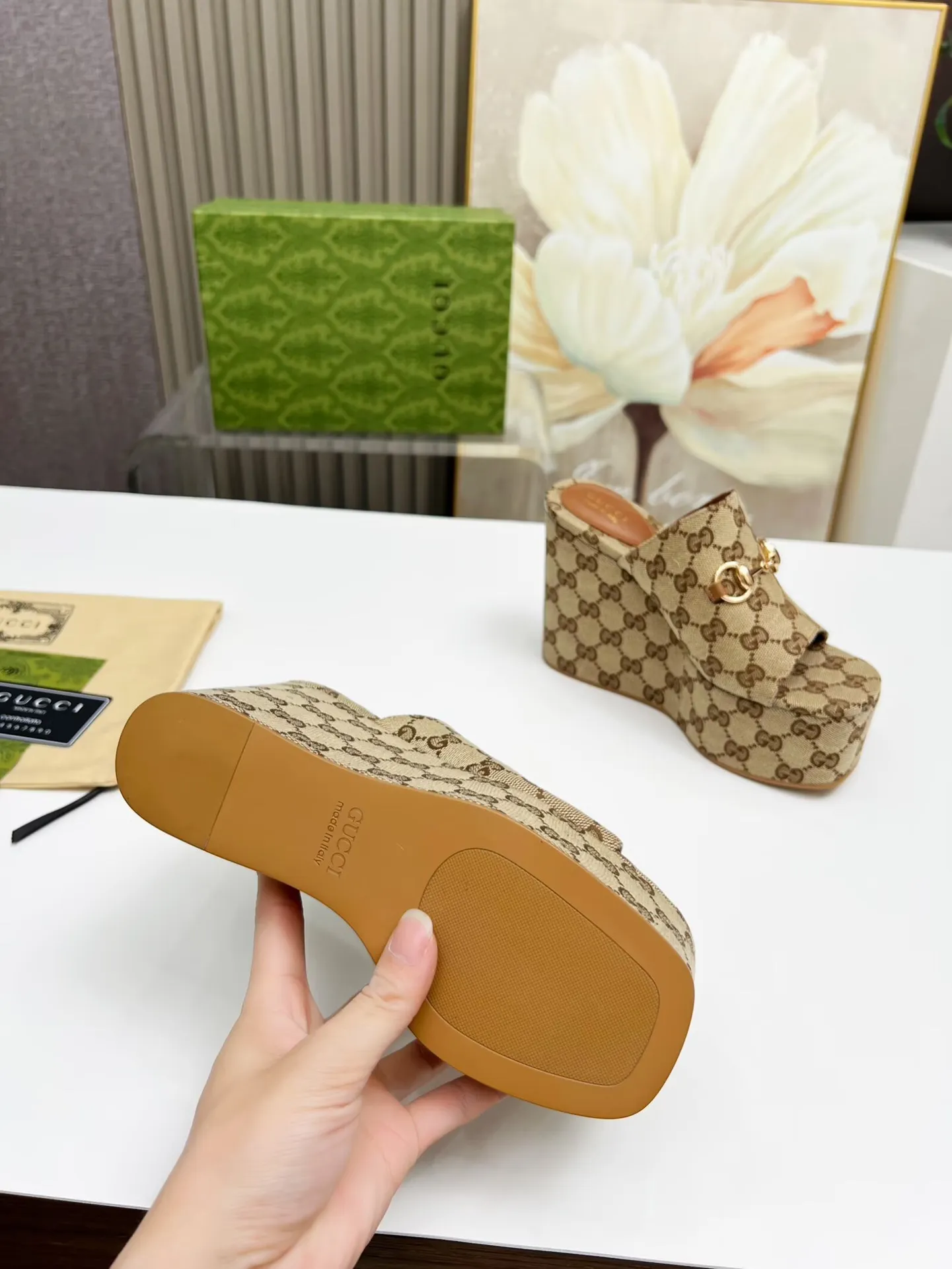 👟👟Ex-factory price 440👟👟 Gucci's new slippers, fashionable, high-end and full of personality✅ Very stable, comfortable and durable for daily use, convenient and unique for daily matching, a must-have classic for summer, the upper uses GUCCI brand buckles Inner/foot pads: sheepskin Platform height: 11cm Color: black, brown Size: 35-42 (41, 42 need to be customized) Packing: Comes with cloth bag cards.